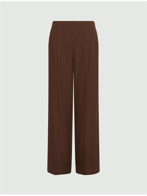 Looking for a true spring essential? Try these linen-blend trousers: the versatile model boasts a comfortable rear-elasticated waistband, in addition to an elegant pressed pleat and tailored details. MARELLA SPORT | 2613131104200002
